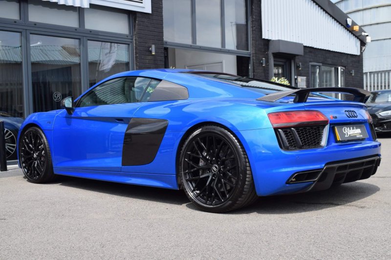 AUDI R8