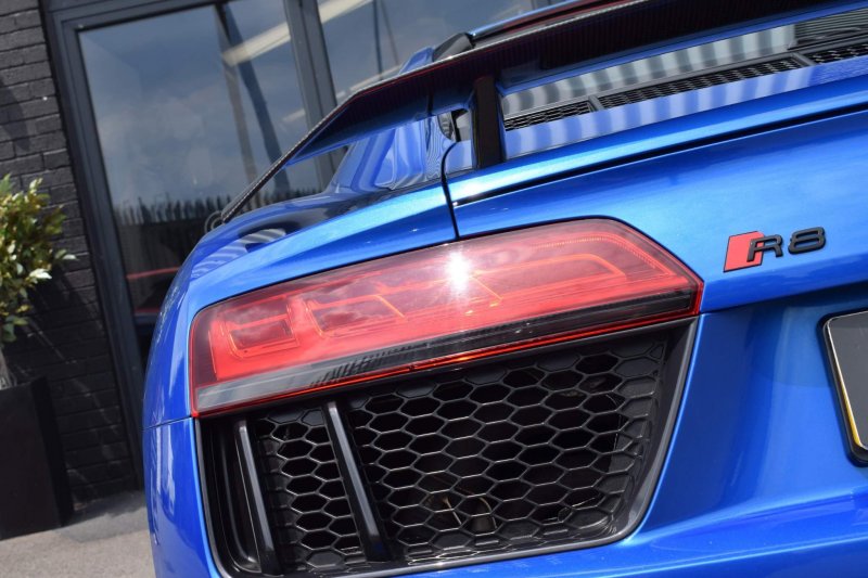 AUDI R8