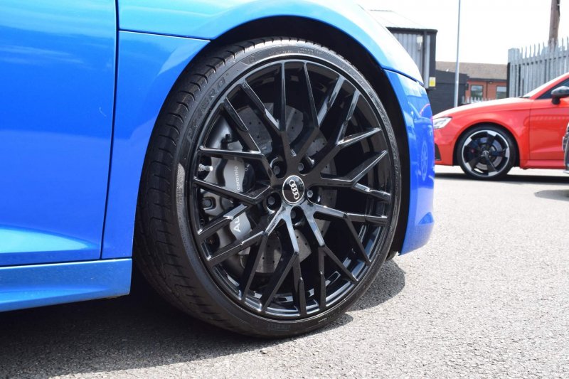 AUDI R8