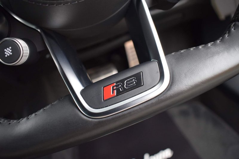 AUDI R8
