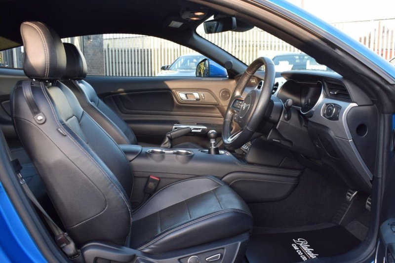 FORD MUSTANG