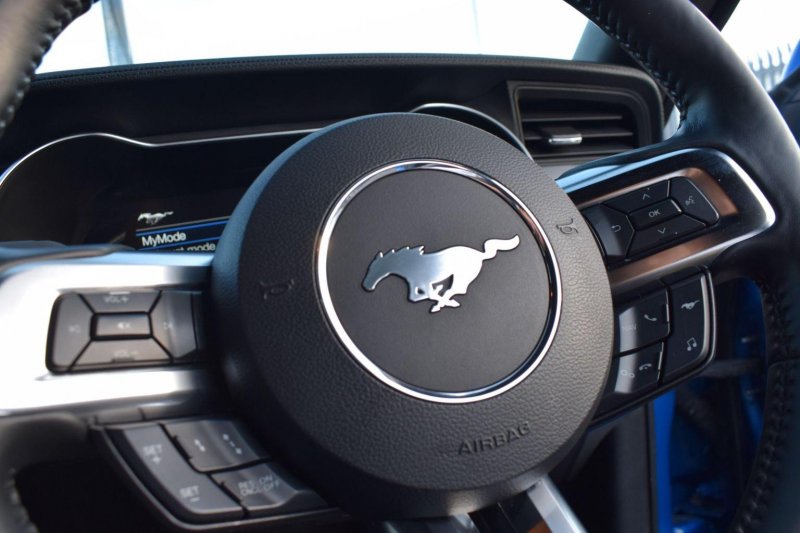 FORD MUSTANG