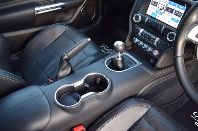 FORD MUSTANG
