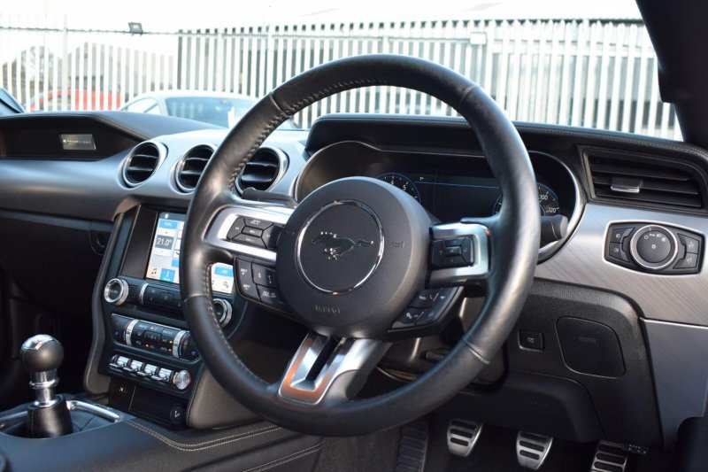 FORD MUSTANG