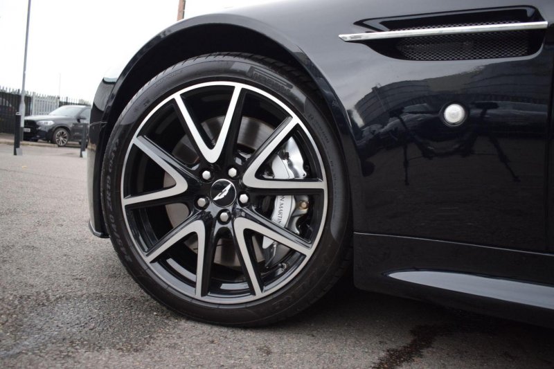 ASTON MARTIN VANTAGE