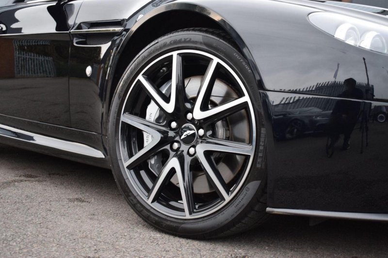 ASTON MARTIN VANTAGE