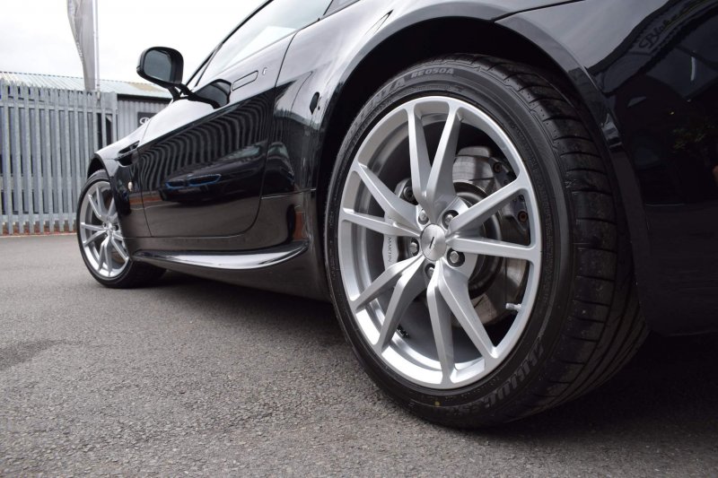 ASTON MARTIN VANTAGE