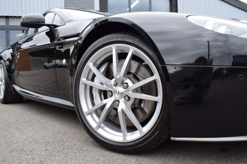 ASTON MARTIN VANTAGE