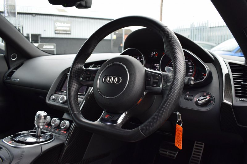 AUDI R8