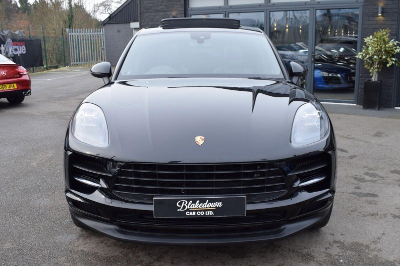 PORSCHE MACAN
