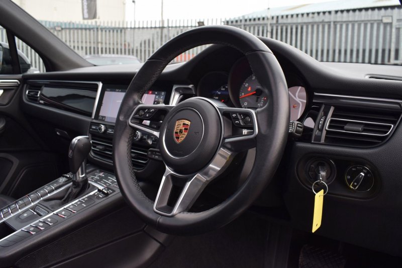 PORSCHE MACAN
