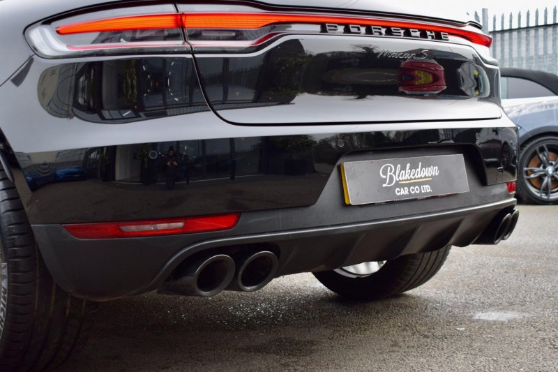 PORSCHE MACAN