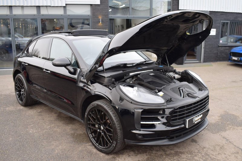 PORSCHE MACAN