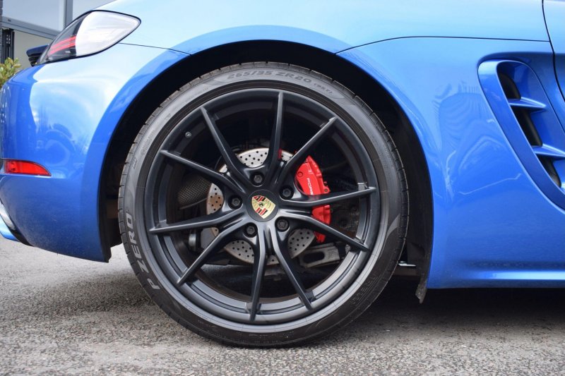 PORSCHE 718