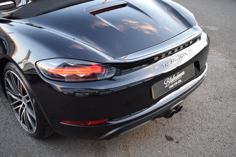 PORSCHE 718