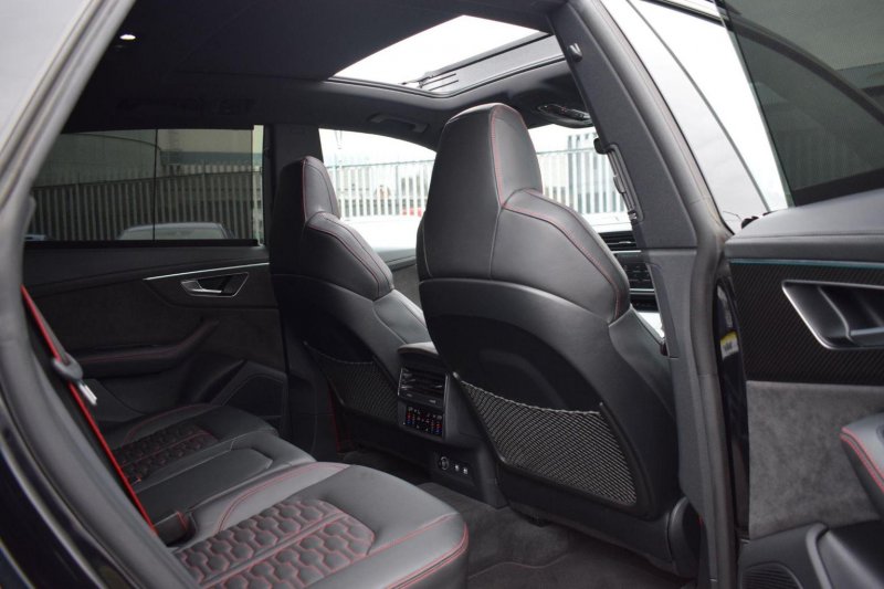 AUDI RSQ8