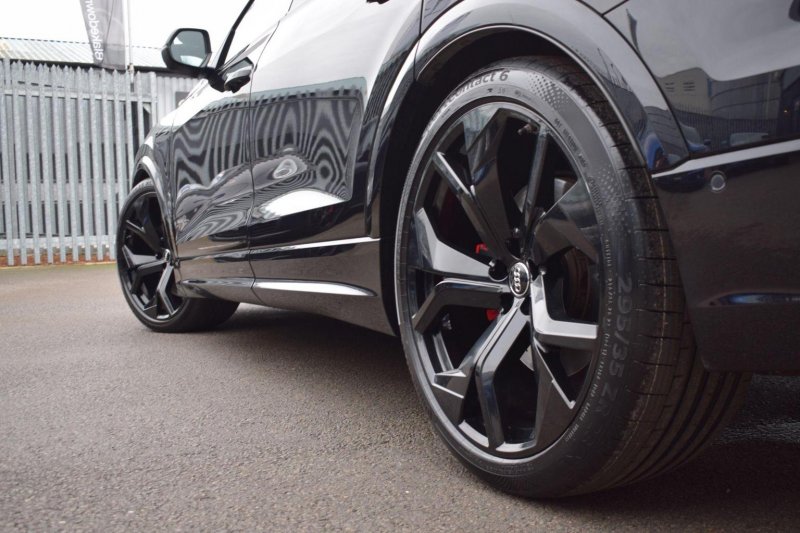 AUDI RSQ8