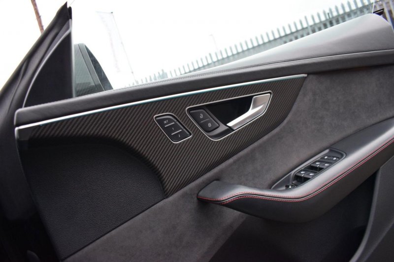 AUDI RSQ8