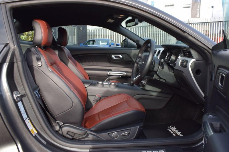 FORD MUSTANG