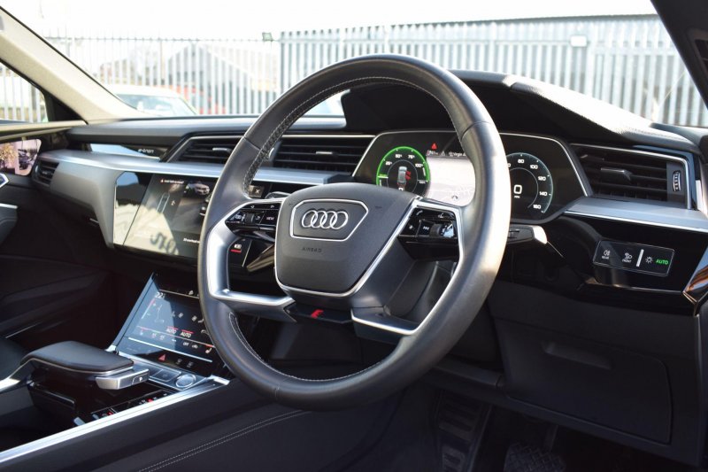 AUDI E-TRON