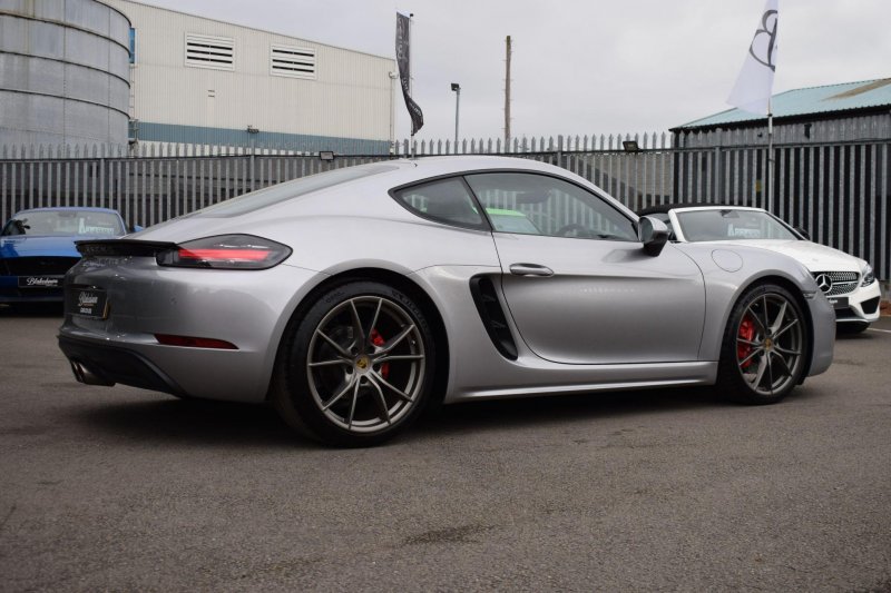PORSCHE 718