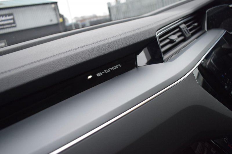 AUDI E-TRON