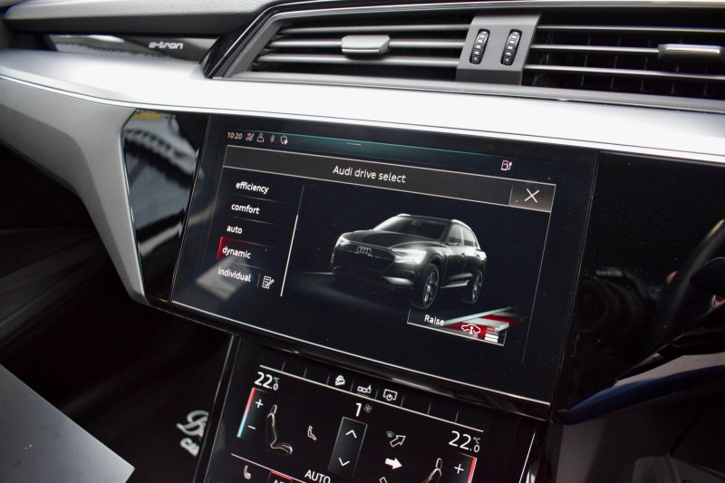 AUDI E-TRON
