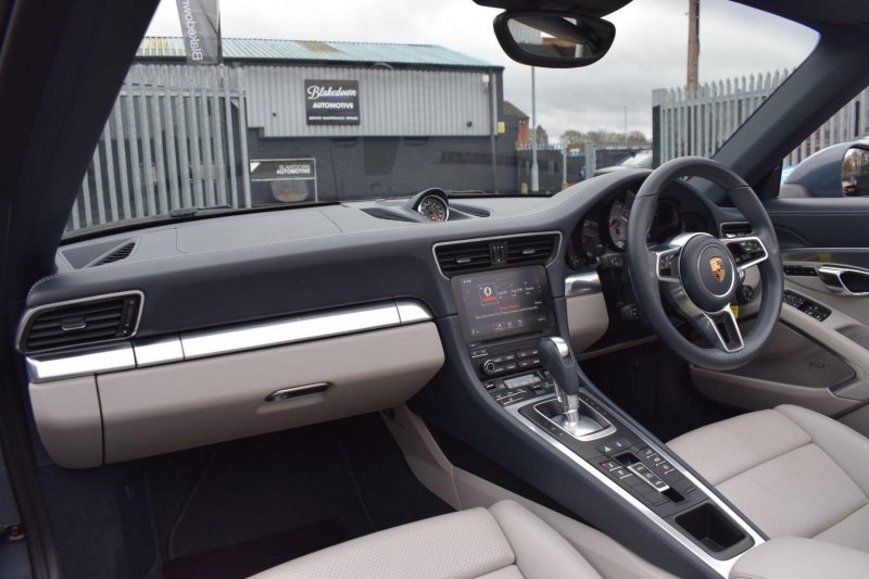 PORSCHE 911
