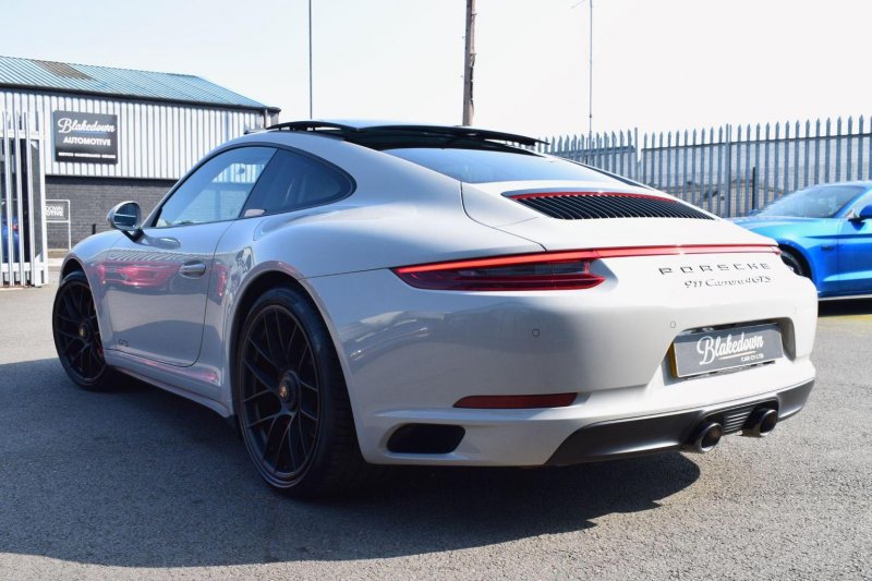 PORSCHE 911