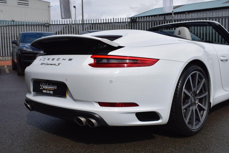 PORSCHE 911