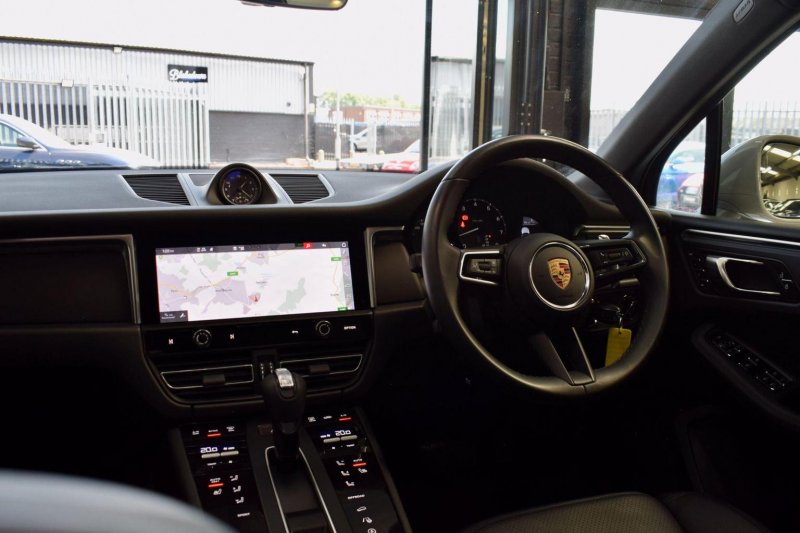 PORSCHE MACAN