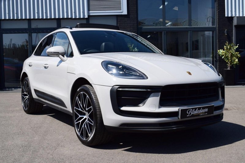 PORSCHE MACAN