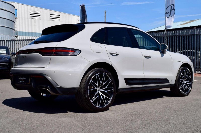 PORSCHE MACAN