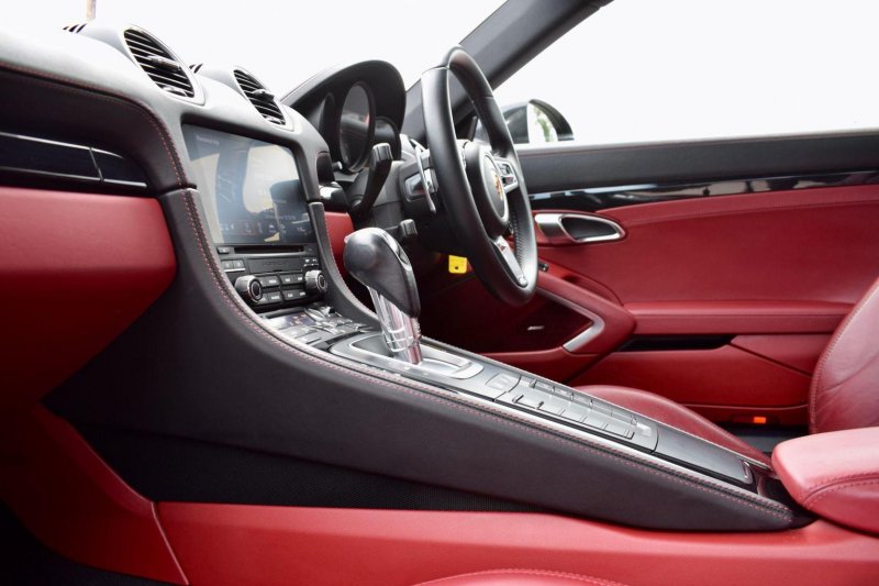 PORSCHE 718
