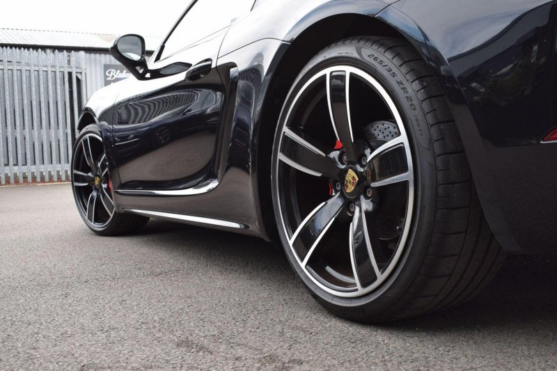 PORSCHE 718