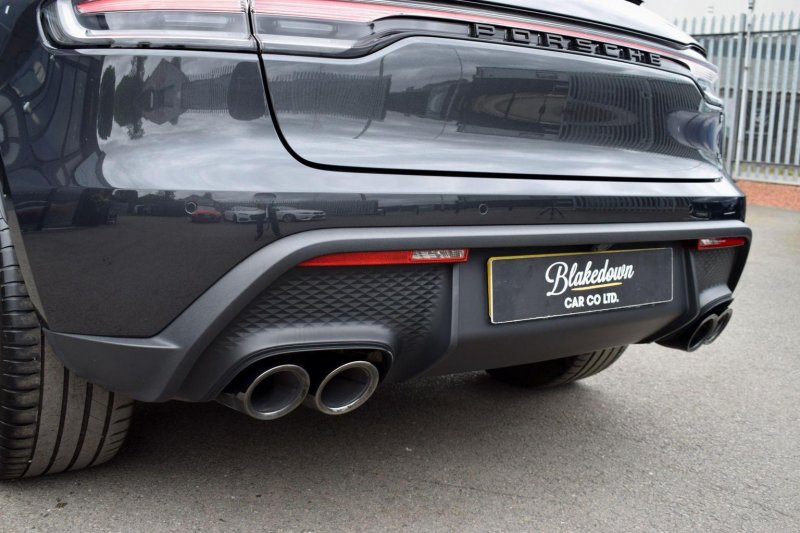 PORSCHE MACAN