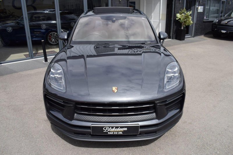 PORSCHE MACAN