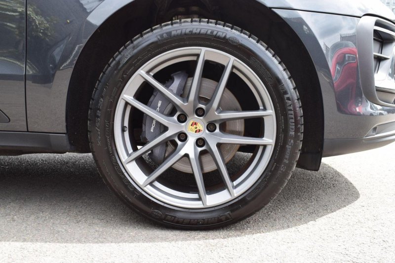 PORSCHE MACAN