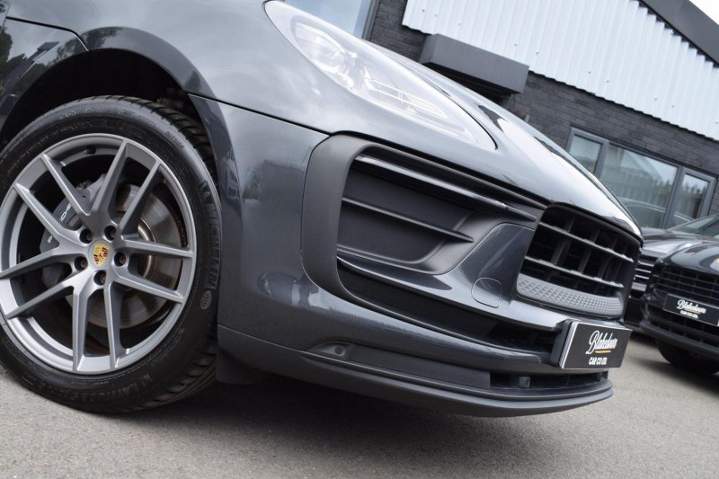 PORSCHE MACAN