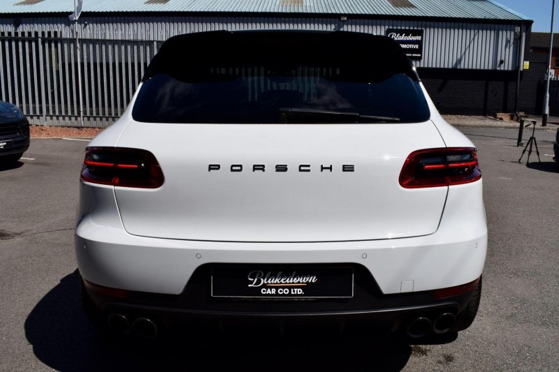 PORSCHE MACAN