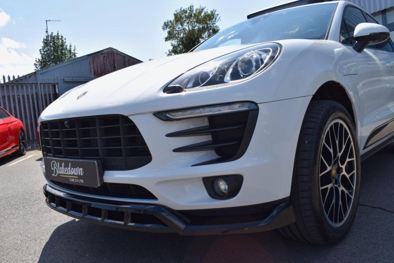 PORSCHE MACAN