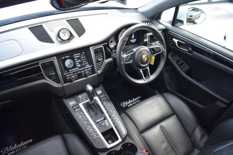 PORSCHE MACAN