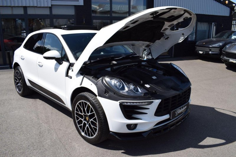 PORSCHE MACAN