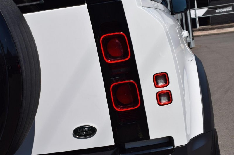 LAND ROVER DEFENDER 110