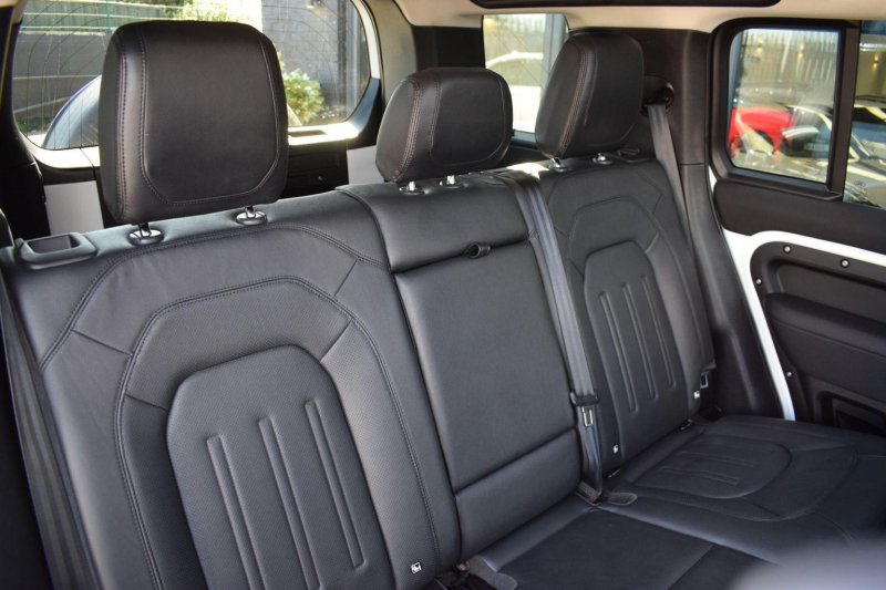 LAND ROVER DEFENDER 110