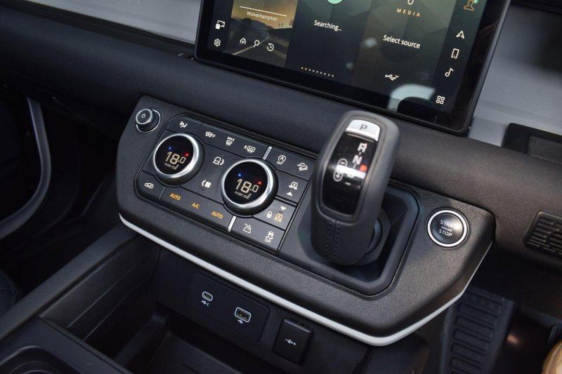 LAND ROVER DEFENDER 110