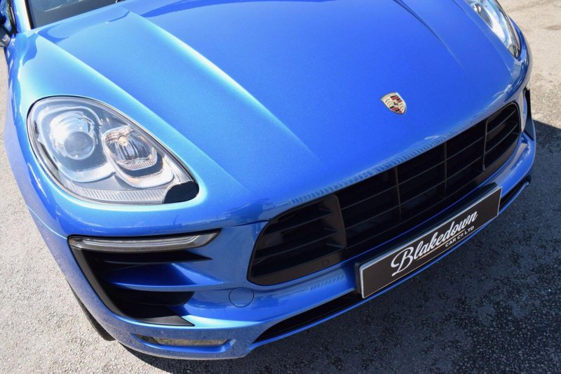 PORSCHE MACAN
