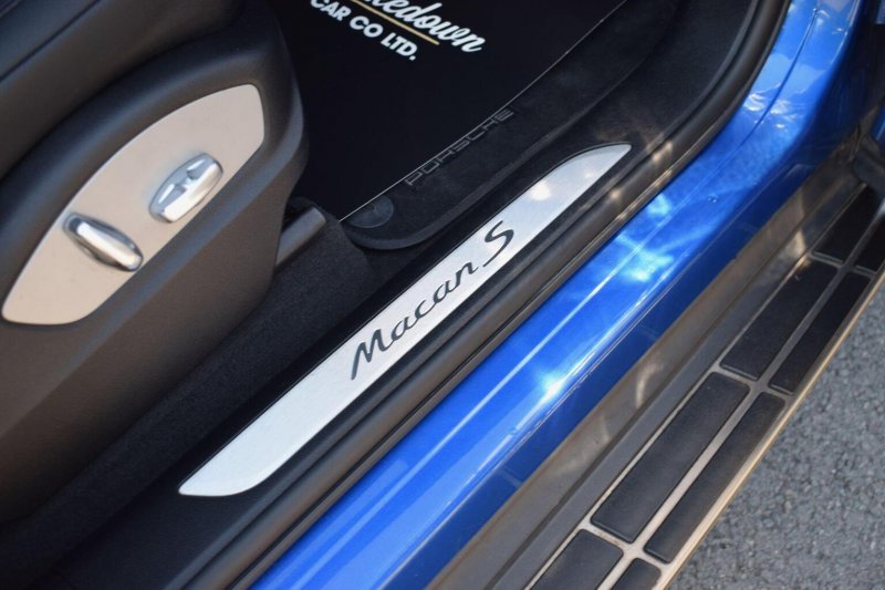 PORSCHE MACAN