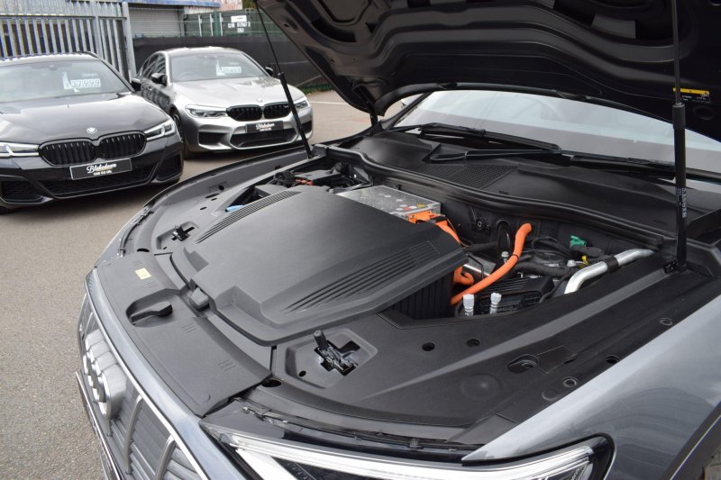 AUDI E-TRON